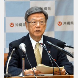 翁長知事は猛反発（Ｃ）共同通信