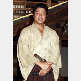 主演を務める鈴木亮平（Ｃ）日刊ゲンダイ