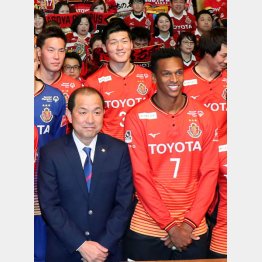 新体制発表会でＦＷジョーと並んだ風間監督（Ｃ）共同通信社