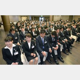 ローソンの入社式（１６年）／（Ｃ）共同通信社
