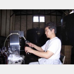 笹の川酒造で（ベンチャーウイスキーの肥土伊知郎社長）／（提供写真）