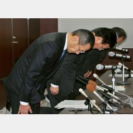 山中教授が謝罪（Ｃ）共同通信社