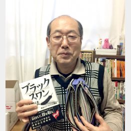 「現金は使いません」バッグの中は優待券でいっぱい／（Ｃ）日刊ゲンダイ