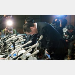 会見場で何度もおわび（Ｃ）日刊ゲンダイ