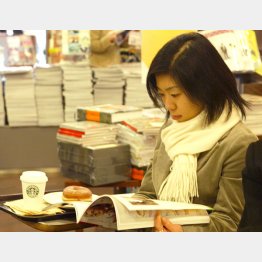 スタバとコラボ（Ｃ）日刊ゲンダイ