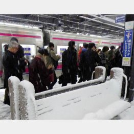京王線府中駅のホーム（Ｃ）共同通信社