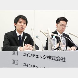 返金するというが…（質問に答えるコインチェックの和田晃一良社長＝左）／（Ｃ）共同通信社