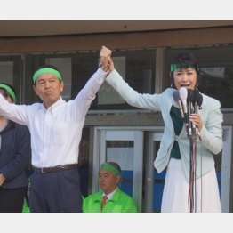 ゴミ袋問題を力説（右は三原議員）（Ｃ）日刊ゲンダイ