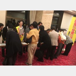 都内で行われた署名活動（Ｃ）日刊ゲンダイ