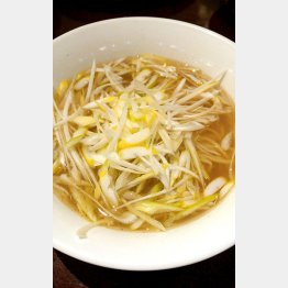「梅江飯店」のネギスープそば／（Ｃ）日刊ゲンダイ