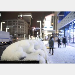 大雪が降った１月22日の銀座４丁目交差点付近（Ｃ）日刊ゲンダイ