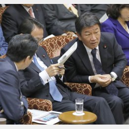 何をヒソヒソ（Ｃ）日刊ゲンダイ