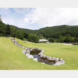 ゴルファーがキャディバッグの積み下し（提供写真）