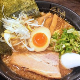 「節骨麺たいぞう 池袋総本店」の節骨こってりたいぞうラーメン／（Ｃ）日刊ゲンダイ