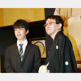 藤井五段（左）と羽生竜王（Ｃ）共同通信社