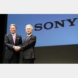 平井社長（左）と吉田新社長／（Ｃ）日刊ゲンダイ