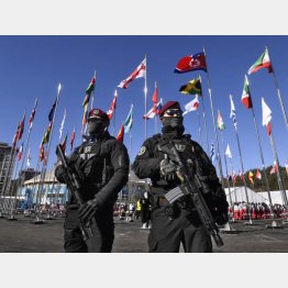 選手村で警備に当たる警察官（Ｃ）共同通信社