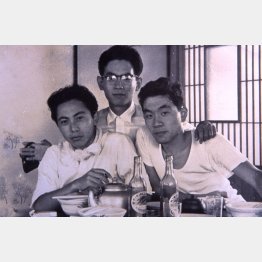 麻布高校当時の同級生らと（左端が倉本氏）／（提供＝F.C.S.）