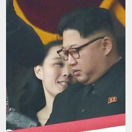 金正恩党委員長（右）と妹の金与正氏とみられる女性／（Ｃ）共同通信社
