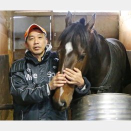 期待の３歳デニストンと一緒に（Ｃ）日刊ゲンダイ