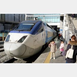 ソウル駅のホームでＫＴＸ乗車前に記念写真を撮ってもらう子ども（Ｃ）共同通信社