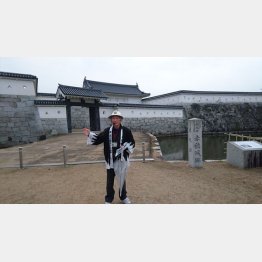 復元中の赤穂城とガイドの沼田義明さん（Ｃ）日刊ゲンダイ