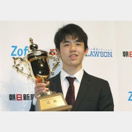 バレンタインデーにはチョコが殺到（Ｃ）日刊ゲンダイ