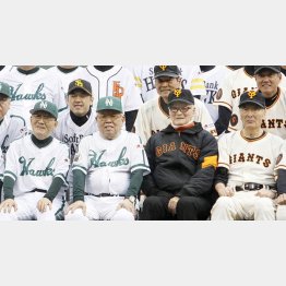 OB戦で巨人の長嶋終身名誉監督（中央右）と記念撮影をするノムさん（中央左）／（Ｃ）共同通信社