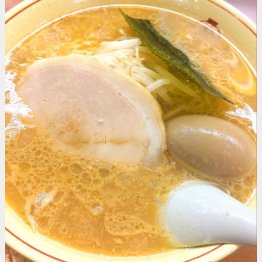 「ホープ軒本舗」の味付け玉子と中華そば（Ｃ）日刊ゲンダイ