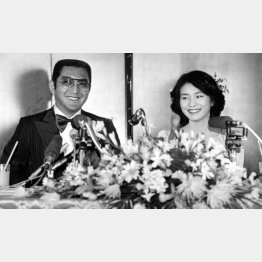 松方弘樹と仁科明子（１９７９年、結婚記者会見のとき）／（Ｃ）日刊ゲンダイ