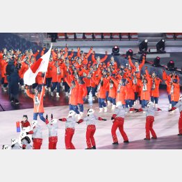 日の丸の下の一体感（Ｃ）共同通信社