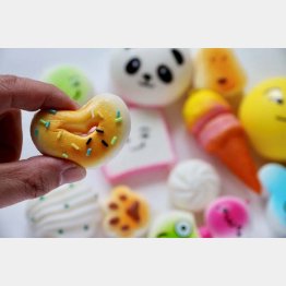 小学生女子に人気のフィジェット・トイ「スクイーズ」（Ｃ）日刊ゲンダイ