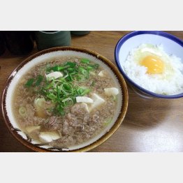 「千とせ」の肉吸い（豆腐入り）と小玉（玉子かけご飯）／（Ｃ）日刊ゲンダイ