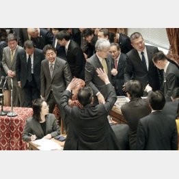 予算通過を強行（Ｃ）日刊ゲンダイ