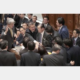 数の力で正面突破するクーデター政権（Ｃ）日刊ゲンダイ