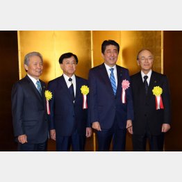 安倍首相と経済３団体（左から経団連の榊原会長、経済同友会の小林代表幹事、飛んで日本・東京商工会議所の三村会頭）／（Ｃ）日刊ゲンダイ