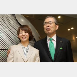 高木選手（左）と日本電産の永守会長／（Ｃ）共同通信社