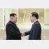 握手する金正恩と韓国大統領府の鄭義溶国家安保室長（５日、平壌＝朝鮮中央通信撮影・共同）