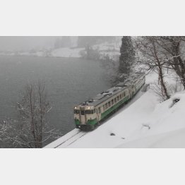 雪中を走る只見線の列車（Ｃ）日刊ゲンダイ