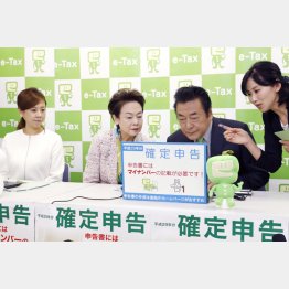 確定申告する俳優の高橋英樹ファミリー（Ｃ）共同通信社