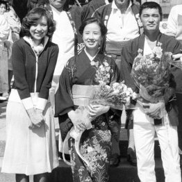 「前略おふくろ様」の出演者。右から萩原健一、八千草薫、坂口良子／（Ｃ）共同通信社