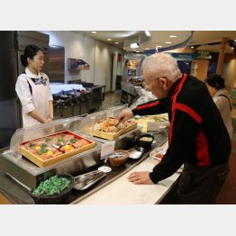 バイキング料理は種類豊富（Ｃ）日刊ゲンダイ