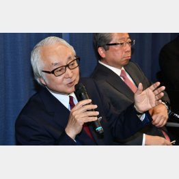 ゆうちょ銀行の長門正貢社長（手前）／（Ｃ）日刊ゲンダイ