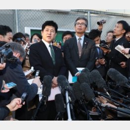 接見後の取材に応じる今井雅人議員（左）と宮本岳志議員（Ｃ）日刊ゲンダイ