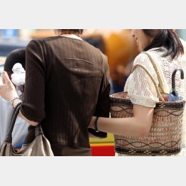 LINEで「行きません」と返事（写真はイメージ）／（Ｃ）日刊ゲンダイ