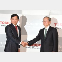 ４月から車谷ＣＥＯ（左）が就任。右は綱川社長（Ｃ）日刊ゲンダイ