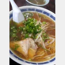「王餃子」の博多しょうゆラーメン／（Ｃ）日刊ゲンダイ