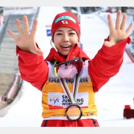 両手で「５５」／（Ｃ）共同通信社