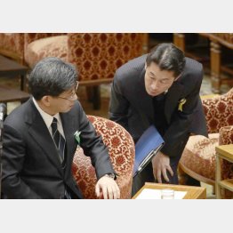 佐川氏は補佐人の熊田弁護士（右）にたびたびヘルプ要請／（Ｃ）日刊ゲンダイ