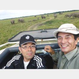 父の故・江戸家猫八師匠（右）と／（提供写真）